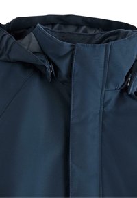 Navy blue wodoodporna kurtka z kołnierzem o teksturowanym wykończeniu, z zamkiem błyskawicznym i zapięciem na napy, oraz regulowanymi sznurkami dla lepszego dopasowania.