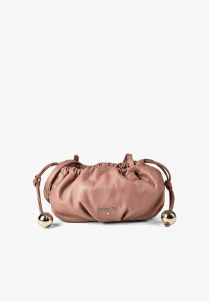 Weiche rosa Leder-Clutch mit gerafftem Kordelzugverschluss, goldfarbenem Markenzeichen und dekorativen goldfarbenen Kugeln an den Enden des Kordelzugs.