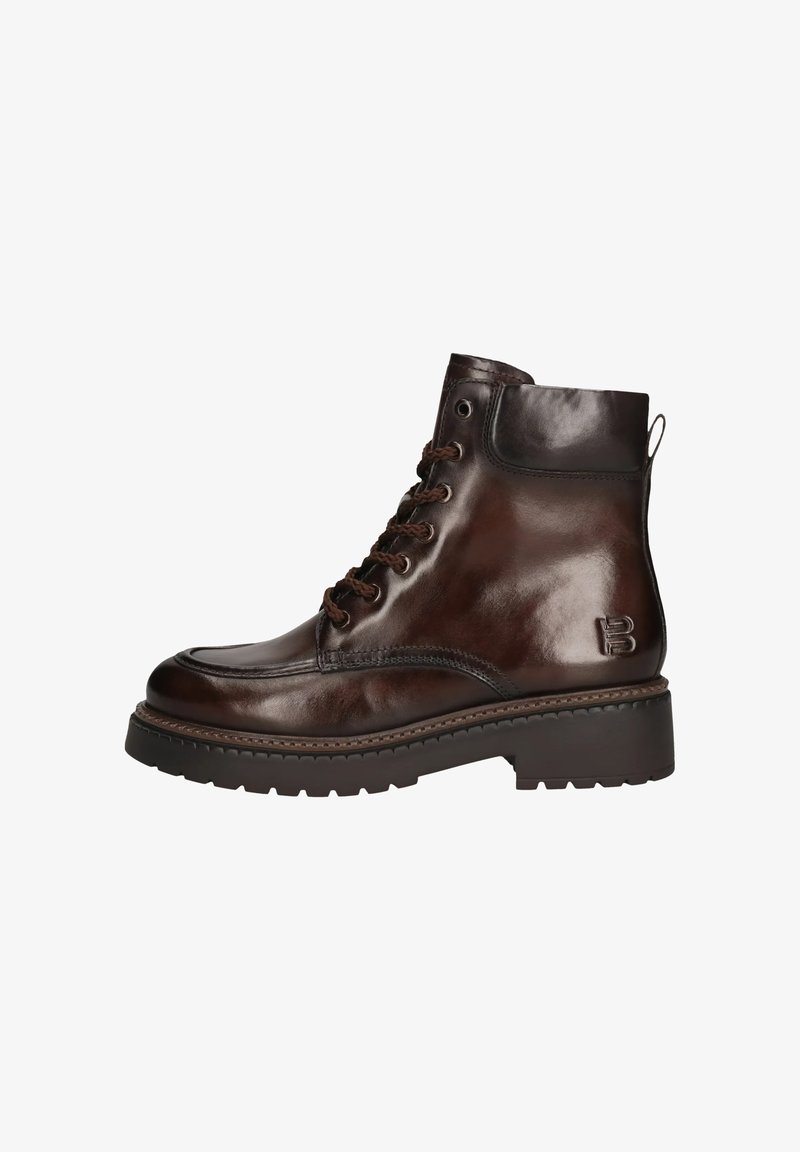 Botín de cuero marrón hasta el tobillo con punta redonda, diseño de cordones, suela texturizada y un acento de logo en el lateral. Presenta un tacón resistente.