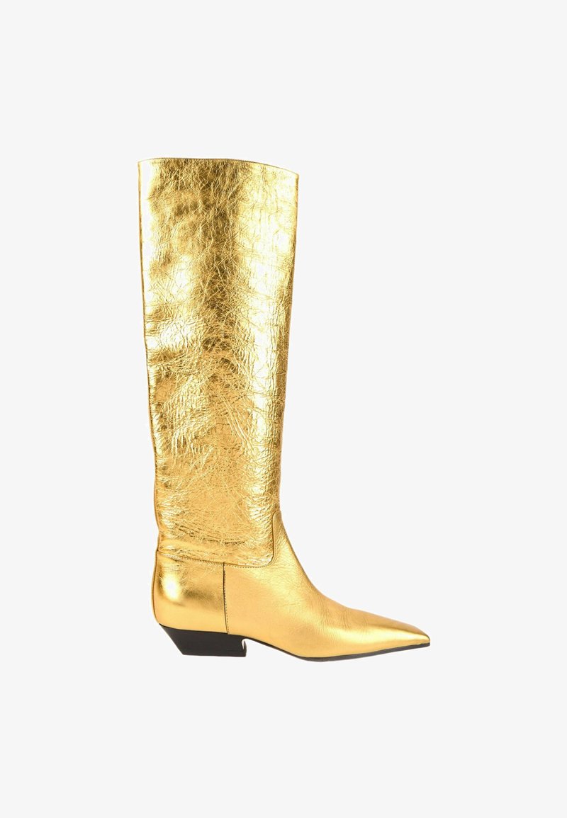 Botte haute en cuir doré brillant avec un bout pointu et un petit talon noir, vue de côté extérieur sur fond blanc.