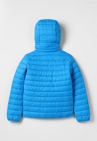 Modrá péřová bunda s kapucí, horizontálním prošíváním, hladkým povrchem a elastickými manžetami. Zapínání na zip vpředu a vysoký límec.