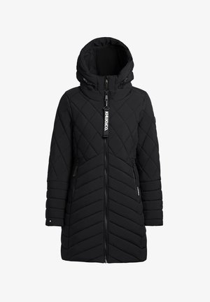 Giubbotto imbottito nero trapuntato con cappuccio, chiusura frontale con zip e cuciture diagonali. Presenta due tasche laterali e un anello con logo sulla zip.