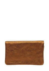 Pochette en cuir bronze avec une texture lisse et un léger éclat. Forme rectangulaire avec un design à rabat. Aucun matériel ou accent visible.