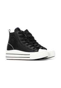 Zapatillas altas negras con parte superior de cuero texturizado, puntera de goma blanca y suela de plataforma con rayas horizontales negras.