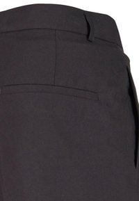 Pantalones negros con una textura de tela suave, un diseño ajustado y un único bolsillo trasero con un sutil detalle en la costura en la cintura.