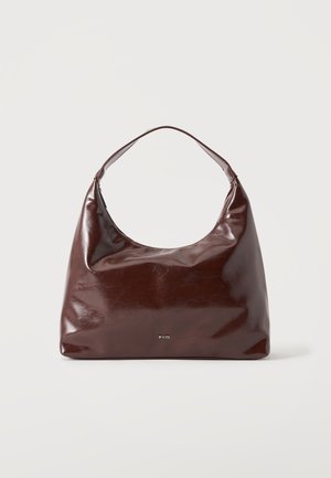 Sac bandoulière en cuir brun foncé brillant avec une seule bandoulière et un petit logo doré "RAID" au centre avant.