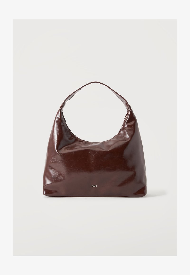 Sac bandoulière en cuir brun foncé brillant avec une seule bandoulière et un petit logo doré "RAID" au centre avant.