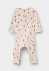 Růžový kojenecký overal s opakujícím se vzorem hnědých králíků a oranžových mrkví. Dlouhé rukávy, zapínání na patentky na zadní straně a žebrované manžety.