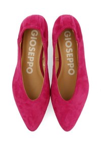 Bailarinas de ante fucsia con diseño de punta y lados abiertos. Interior etiquetado con "Gioseppo" en blanco. Textura suave y mate.
