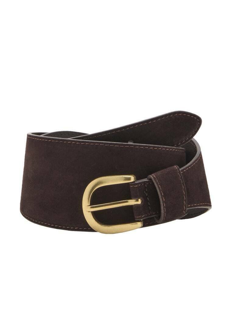 Cintura in suede marrone con fibbia in metallo dorato e cuciture coordinate. Il design è largo con una punta affusolata per una vestibilità sicura.