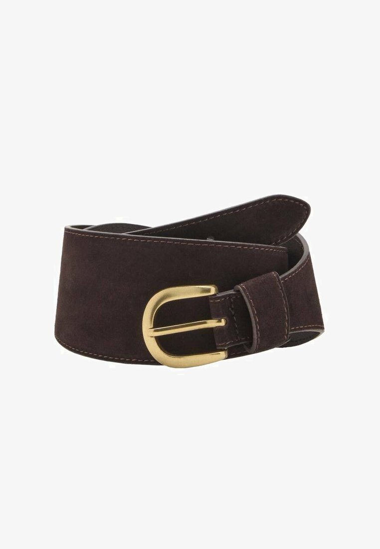 Cintura in suede marrone con fibbia in metallo dorato e cuciture coordinate. Il design è largo con una punta affusolata per una vestibilità sicura.