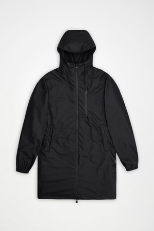 Schwarze wasserdichte Jacke mit Kapuze, Frontreißverschluss, elastischen Bündchen, Seitentaschen und einer Brusttasche; glatte Oberfläche und schlichtes Design.