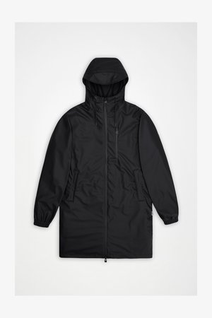 Zwarte waterdichte jas met capuchon, ritssluiting aan de voorkant, elastische manchetten, zijzakken en een borstzak; gladde textuur en eenvoudig ontwerp.