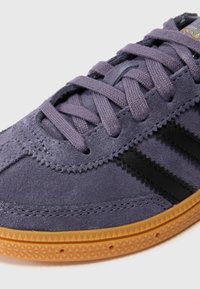 adidas Originals HANDBALL SPEZIAL UNISEX - Sportbačiai - preloved violet/core black/gum