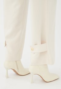 CARITADEA - Cargohose - creme