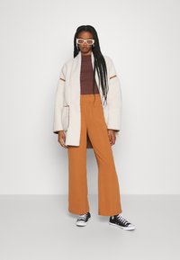 JDY DIVYA HW WIDE PANTS WVN - Calças - brown sugar