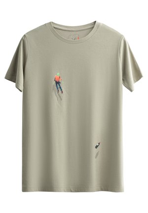 Korte mouwen, licht kaki katoen t-shirt met een kleurrijke grafische print van een figuur en een fles. Zachte textuur, ontspannen pasvorm.