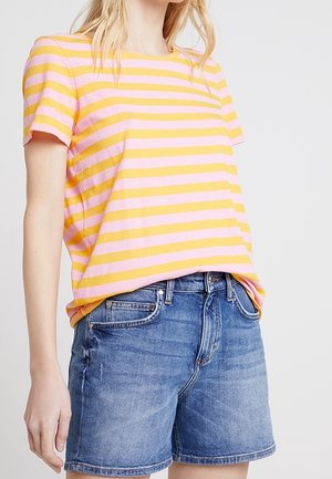 Kurzärmliges, gestreiftes T-Shirt in leuchtendem Pink und Gelb mit Rundhalsausschnitt, kombiniert mit hellblauen Denim-Shorts.