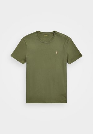 Tukevaa oliivinvihreää lyhythihainen pyöreäkauluksinen t-paita, jossa vasemmassa rinnassa pieni beige kirjailtu logo.