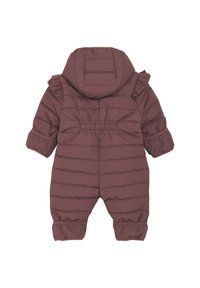 Combinaison de neige matelassée pour bébé en mauve profond avec une capuche, des accents en volants sur les épaules, une taille élastique et des poignets froncés pour la chaleur et le confort.