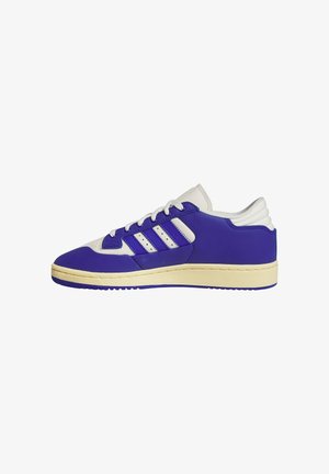 Sneaker basse in pelle blu e bianca con suola color crema, allacciatura frontale e tre strisce blu sul lato.