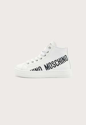 Baskets montantes blanches avec texte noir "MOSCHINO" sur le côté, lacets blancs et semelle épaisse en caoutchouc sur un fond uni.