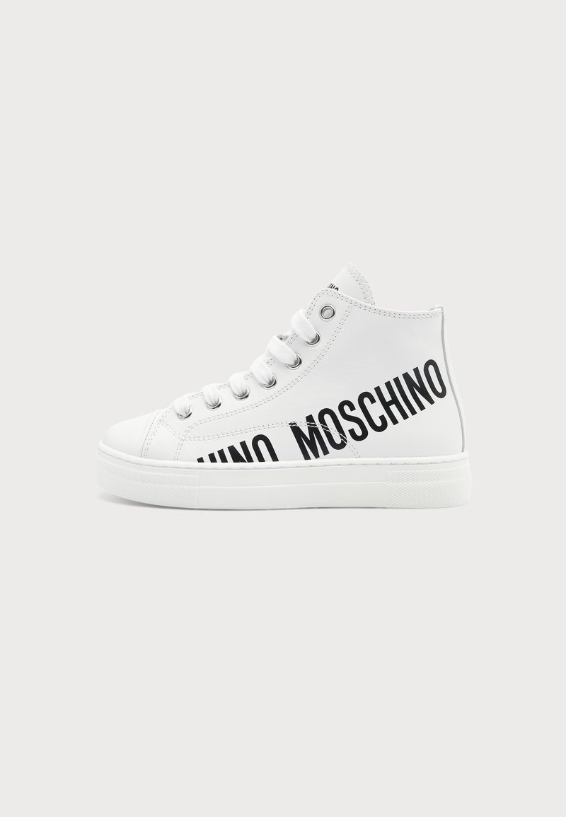 Baskets montantes blanches avec texte noir "MOSCHINO" sur le côté, lacets blancs et semelle épaisse en caoutchouc sur un fond uni.