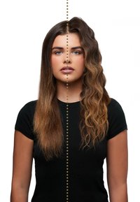 Femme avec des cheveux bruns moitié lisses, moitié bouclés, séparés par une ligne pointillée, portant un t-shirt noir sur fond blanc.