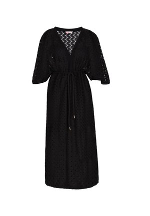 Schwarz, knielanges Kimono-inspiriertes Kleid aus strukturiertem Stoff mit gewebtem Muster, tiefem V-Ausschnitt und einem Bindegürtel in der Taille.