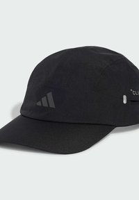 Gorra deportiva negra de Adidas con visera curva, logo sutil en el panel frontal y pequeño detalle reflectante en el lateral.
