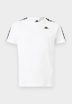 T-shirt bianca a maniche corte con scollo tondo e loghi neri con marchio sul petto e lungo le strisce sulle spalle.