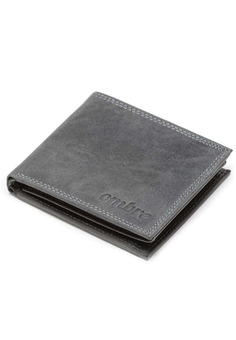 Portefeuille en cuir gris avec une finition texturée, design pliable, couture blanche contrastante et nom de marque embossé dans le coin inférieur droit.