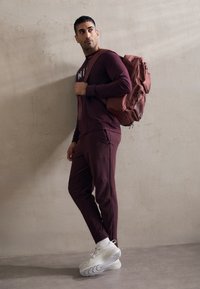 Nike Performance UTILITY - Sac à dos - red sepia/black