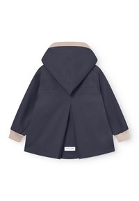 Kinderen marineblauwe regenjas met beige geribbelde manchetten en capuchonbies, achterventilatiedetail en merkembleem bij de zoom.