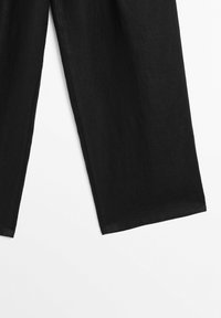 Svarta linnbyxor med vida ben, med en slät struktur och rena, raka kanter. Inga synliga mönster eller utsmyckningar.