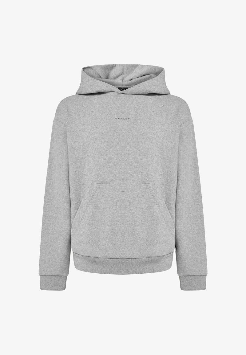 Šedá mikina s kapucí vyrobená z měkkého materiálu, s přední kapsou, žebrovanými manžetami a malým logem značky na hrudi.