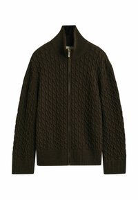 Donkerbruine kabelgebreide zip-up trui met geribde manchetten, onderzoom en kraag, liggend op een witte achtergrond.