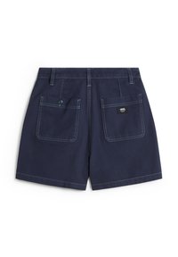 Bermudas azul marino fabricadas en tejido trenzado, con dos bolsillos traseros con cierres de botón y detalles de costura en contraste.