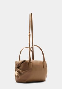 Borsa a mano in pelle marrone con due manici e una tracolla regolabile. Presenta una chiusura con zip e un dettaglio in oro sul lato.