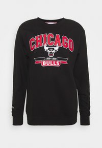 Felpa nera a maniche lunghe con grafica rossa e bianca "CHICAGO BULLS", che presenta un logo di toro e gli anni "1968-1969" sotto.