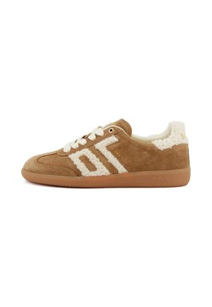 Zapatilla deportiva de ante marrón con detalles de borreguillo blanco, cordones blancos y suela de goma, vista lateral sobre fondo blanco liso.