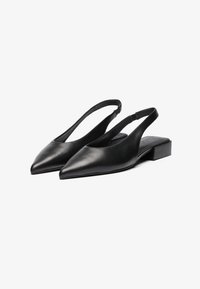 Czarne buty slingback wykonane z gładkiej skóry, z odstającym noskiem, niskim blokowym obcasem oraz minimalistycznym wzornictwem z bocznymi wycięciami.