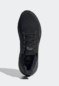 Scarpa sportiva nera con tomaia in maglia traspirante, superficie testurizzata e accenti tonali. Dotata di lacci e suola imbottita per il comfort.