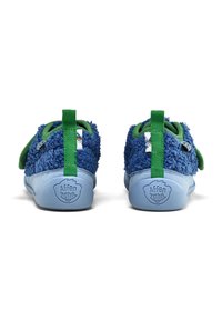 Blaue, flauschige Kinderschuhe mit grünen Akzenten und Schlaufen an der Rückseite; Gummisohle mit Logo; weiches Obermaterial für Komfort und Tragekomfort.