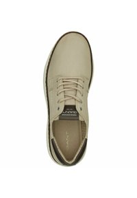 Bottines en toile beige avec bout rond, design à lacets et accents en cuir marron. Dotées d'une semelle en caoutchouc et d'une semelle intérieure estampillée.