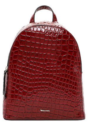 Sac à dos en similicuir rouge avec un motif crocodile brillant, forme arrondie, poignée supérieure et compartiment principal zippé. Accent logo doré.