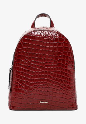 Sac à dos en similicuir rouge avec un motif crocodile brillant, forme arrondie, poignée supérieure et compartiment principal zippé. Accent logo doré.