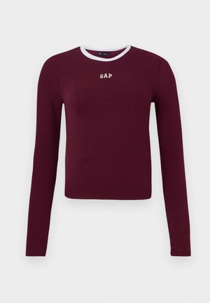 Bordeauxfarbenes Langarm-Oberteil mit geripptem Muster, weißem Rundhalsausschnitt und gesticktem "GAP"-Logo auf der Brust. Hat eine taillierte Passform.