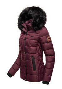 Burgundy vadderad jacka med fuskpäls på huvan, svarta detaljer, ribbade manschetter och logopatch. Har knappstängning och vertikala sömmar.