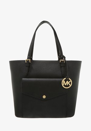 Zwarte leren tas met voorkantzak, gouden knop, verstelbare schouderbanden en ronde gouden MK-logo hanger.